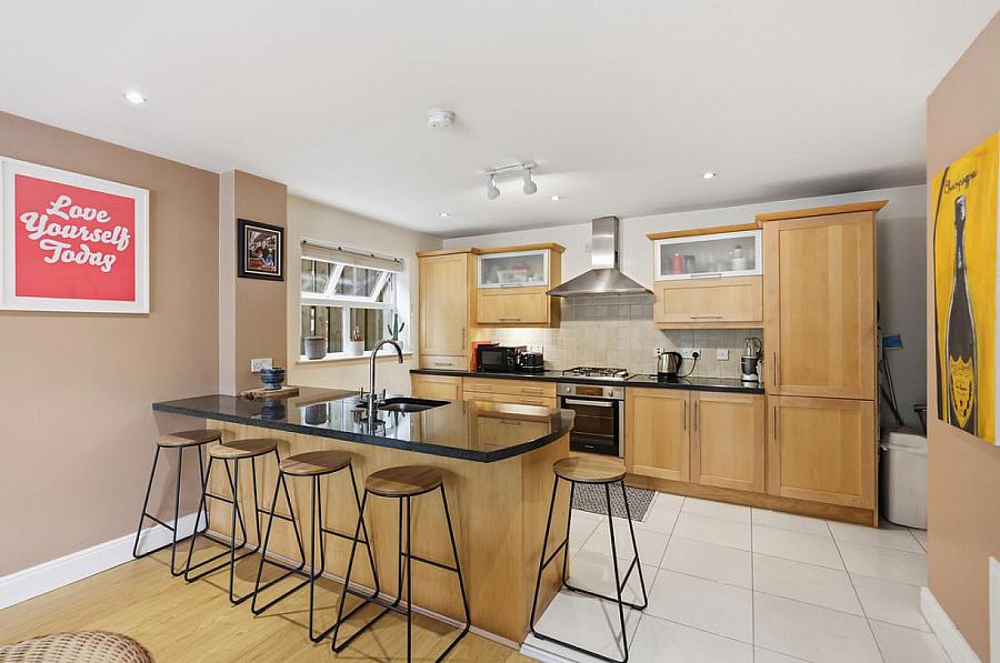 Apt 4, 1 Deramore Park South