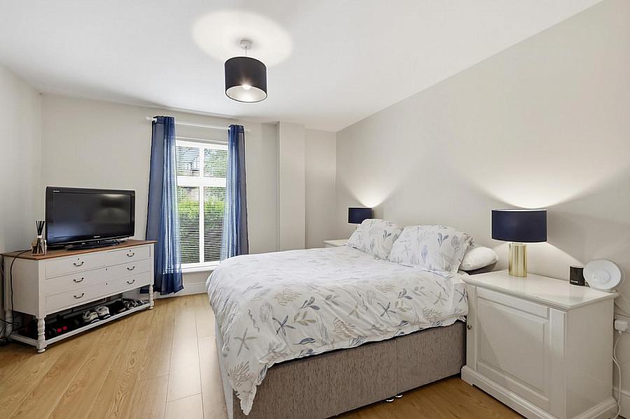 Apt 4, 1 Deramore Park South