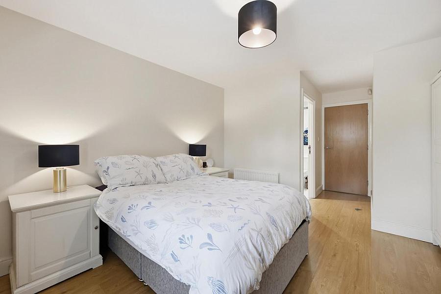 Apt 4, 1 Deramore Park South