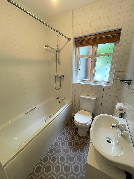 Apt 1 Sandown Court, 82 Sandown Road