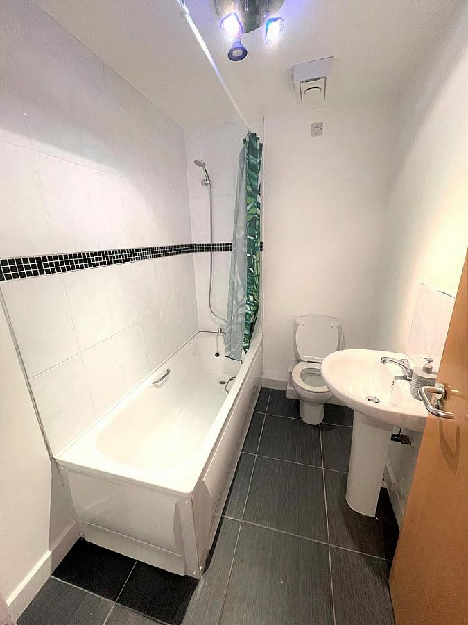 Apt 60 Quaygate, 19  Station Street