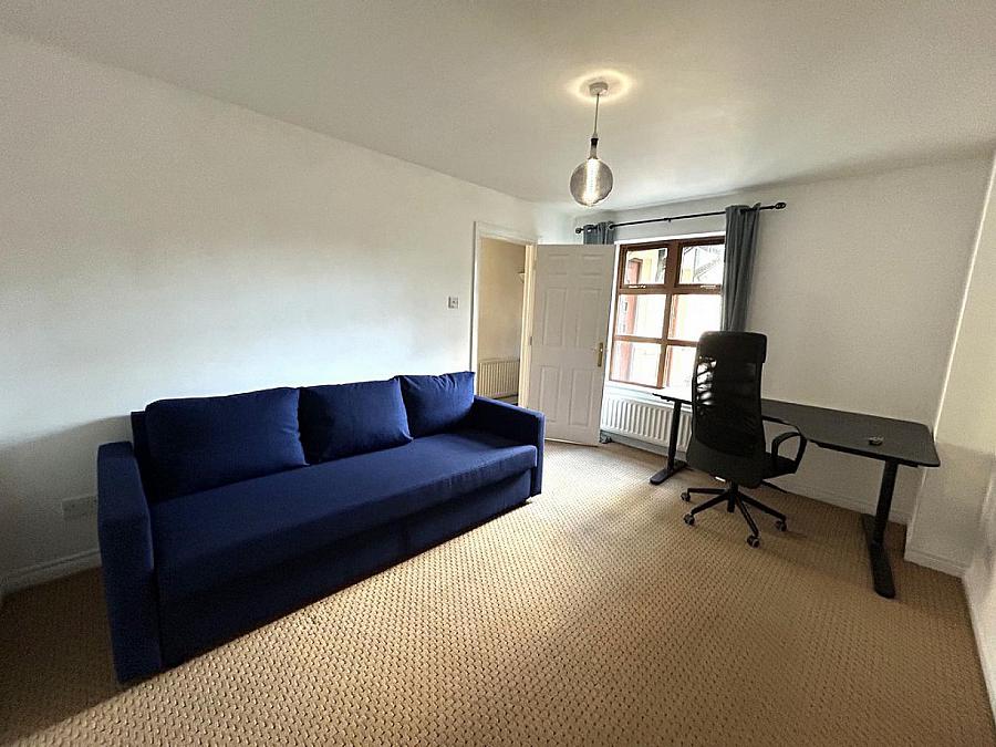 Apt 4 Lesley Mews, 19 Church View