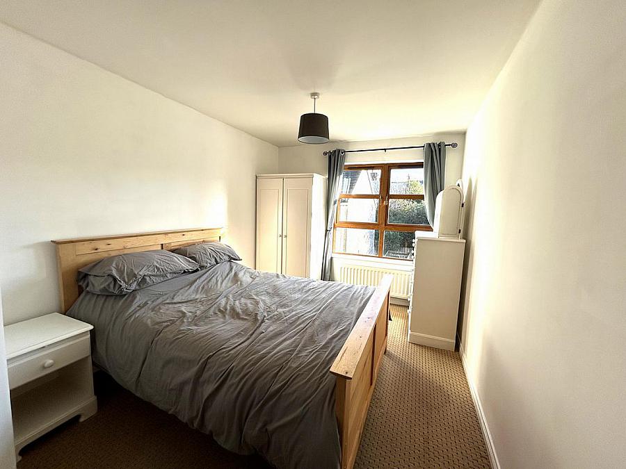 Apt 4 Lesley Mews, 19 Church View