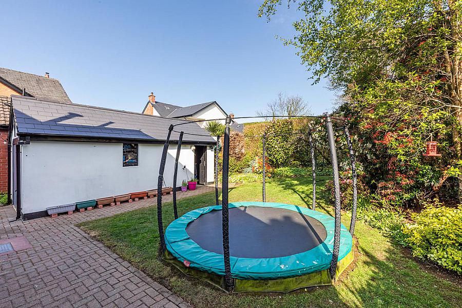 2 Cabin Hill Gardens