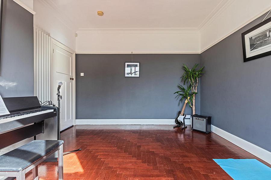 2 Cabin Hill Gardens