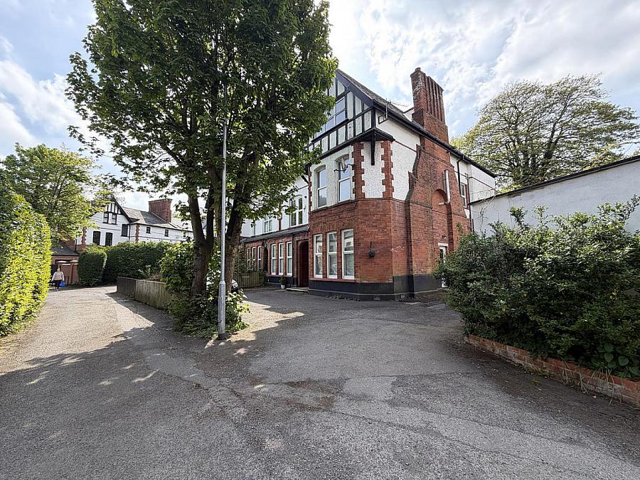 Apt 4 , 1 Sandown Park