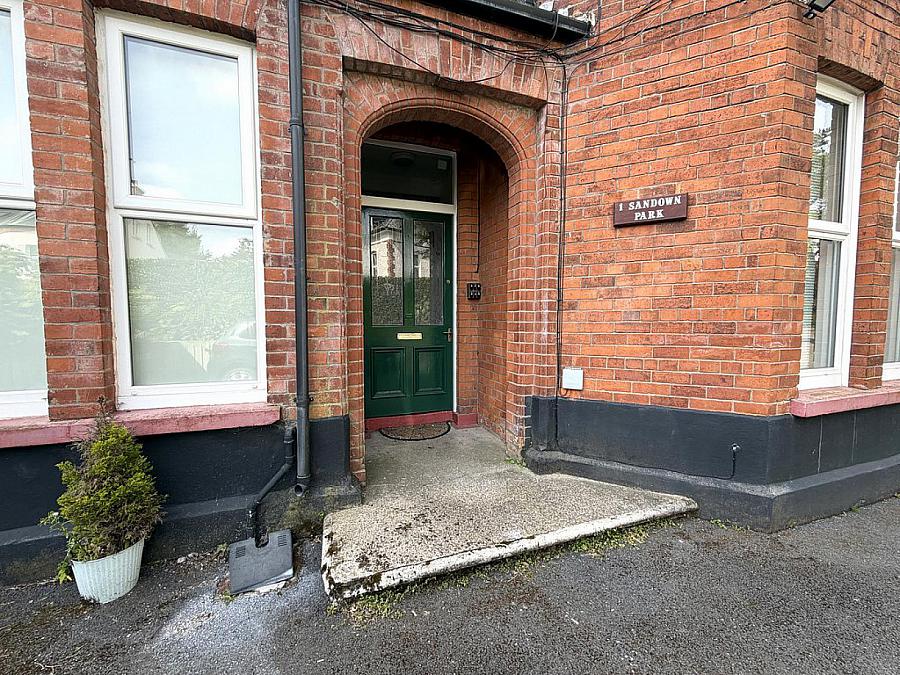Apt 4 , 1 Sandown Park