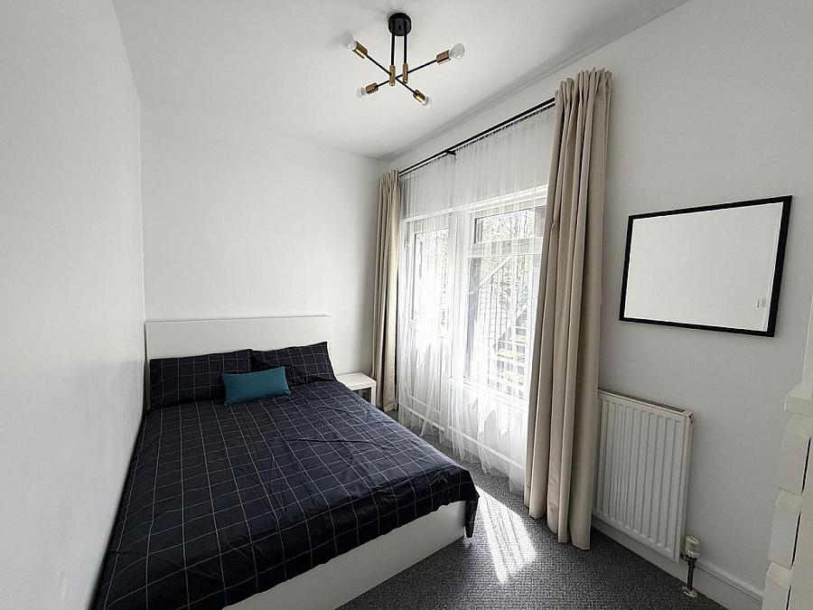Apt 4 , 1 Sandown Park