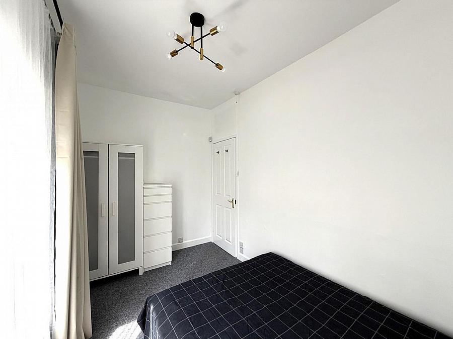 Apt 4 , 1 Sandown Park