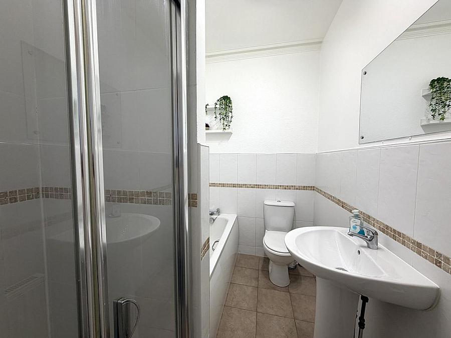 Apt 4 , 1 Sandown Park