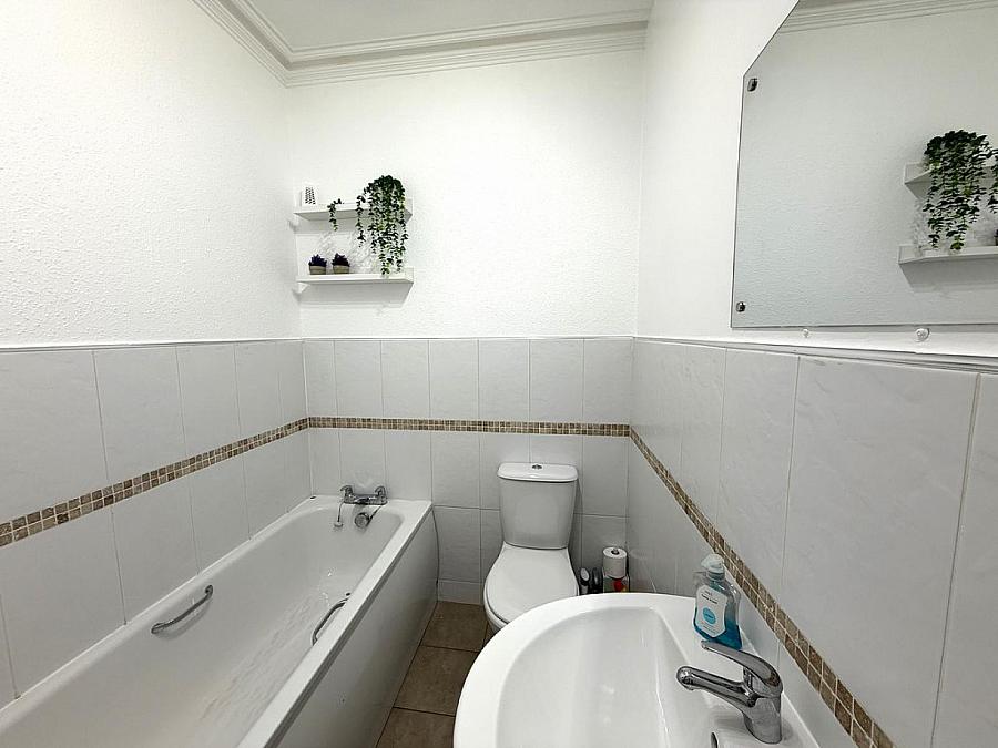 Apt 4 , 1 Sandown Park
