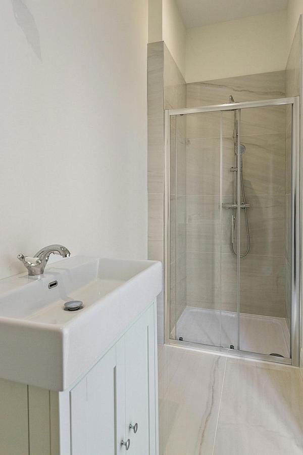 Apartment 6, 35 College Green