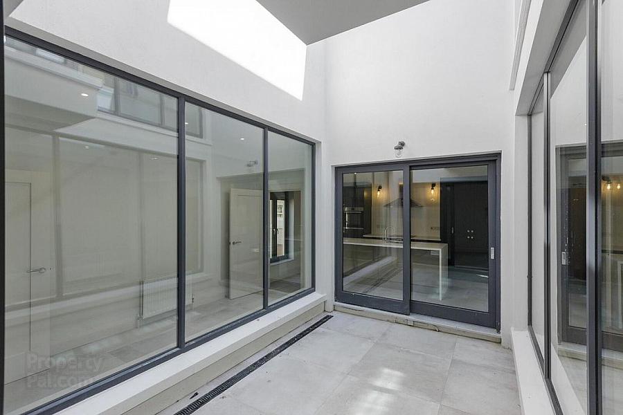 Apartment 2, 35 College Avenue