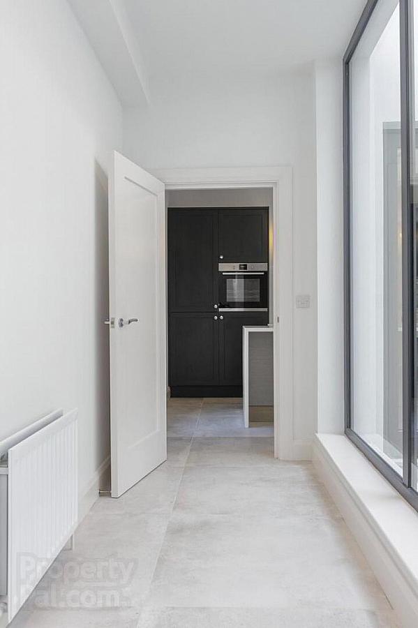 Apartment 2, 35 College Avenue