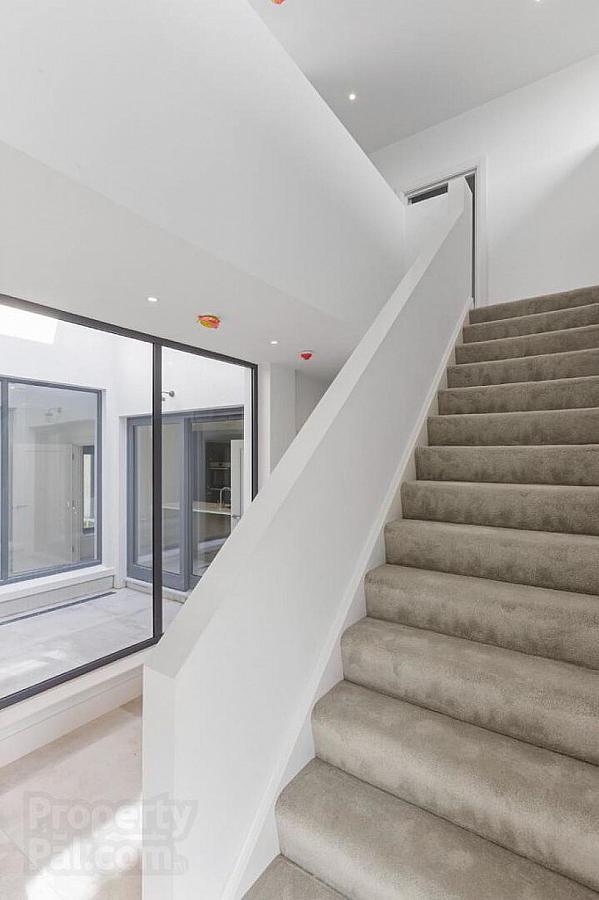 Apartment 2, 35 College Avenue