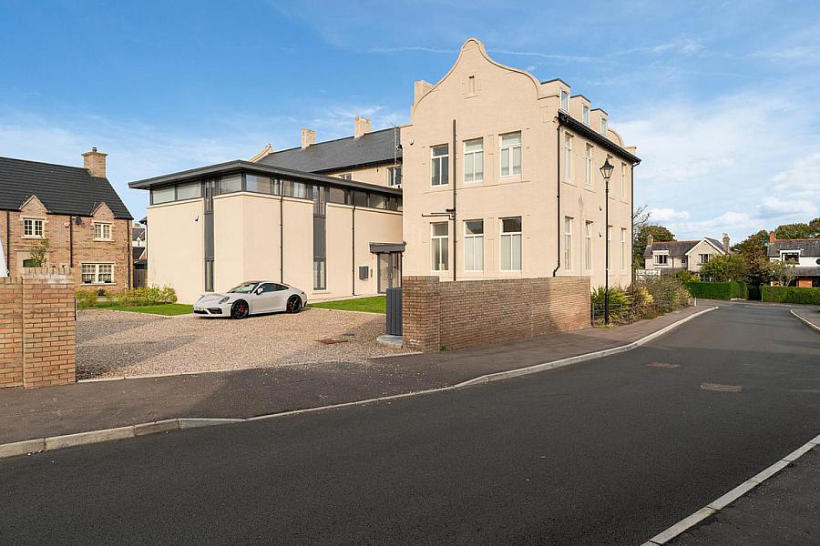 Apartment 3, 35 College Green