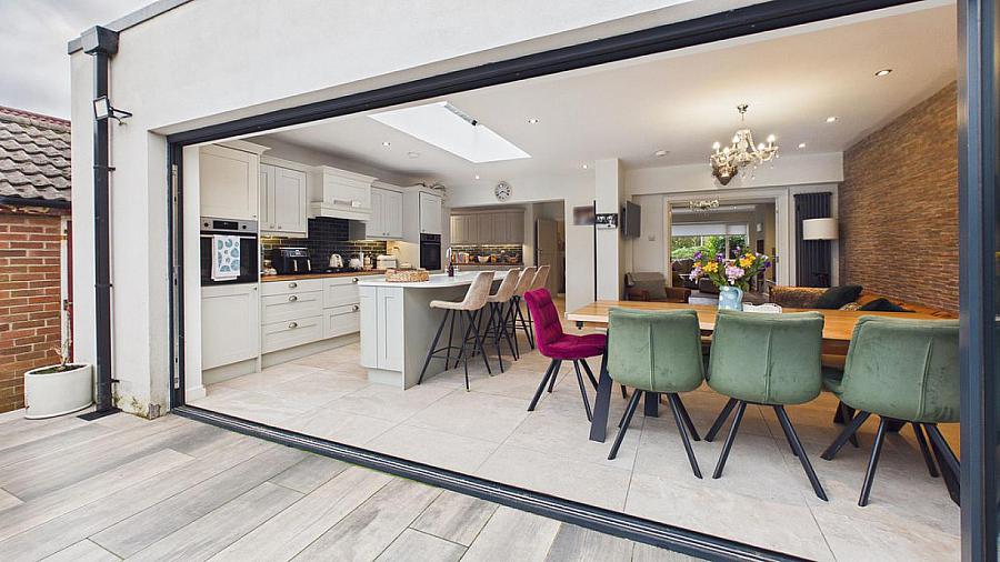 10 Ravelstone Avenue