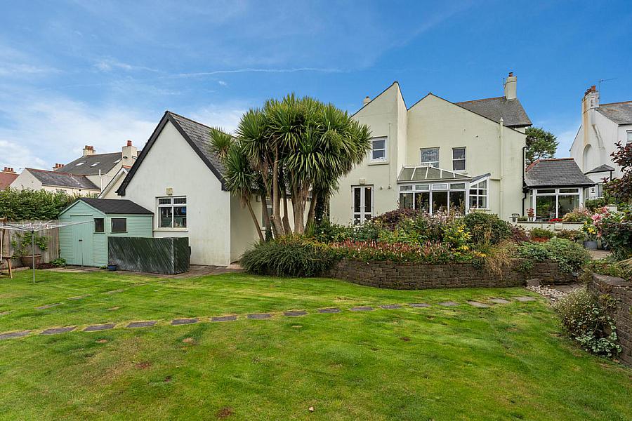 18 Farnham Park