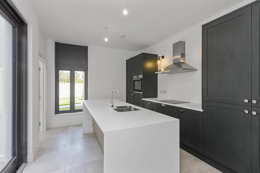 Apartment 2, 35 College Green