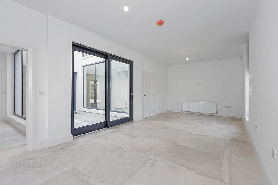 Apartment 2, 35 College Green