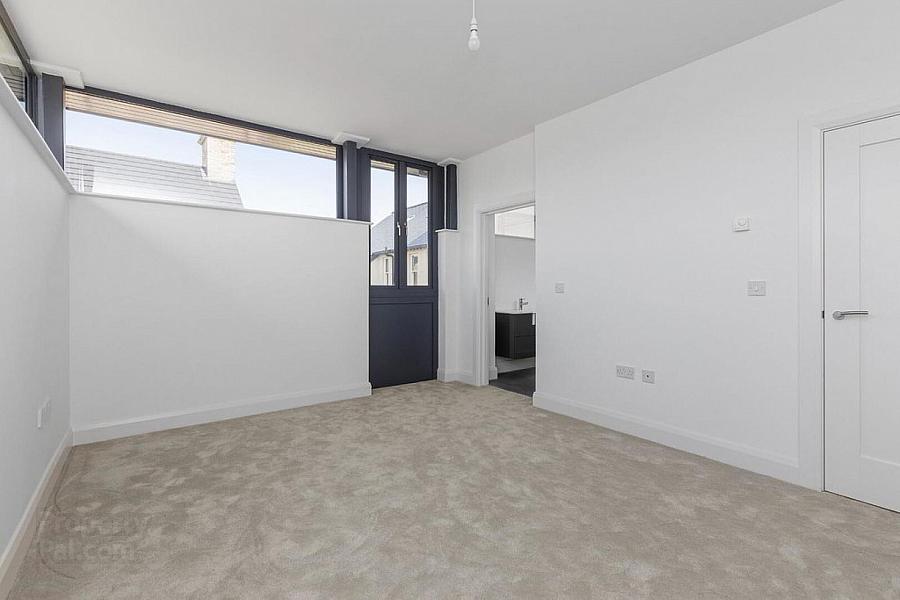 Apartment 2, 35 College Green