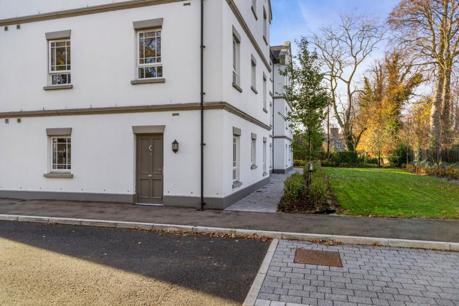 Apt 1 Moncrief Court