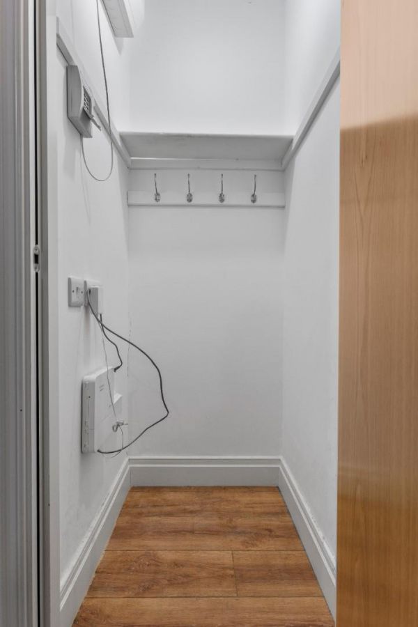 Apt 1 Moncrief Court