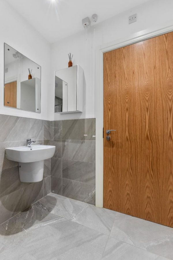 Apt 1 Moncrief Court