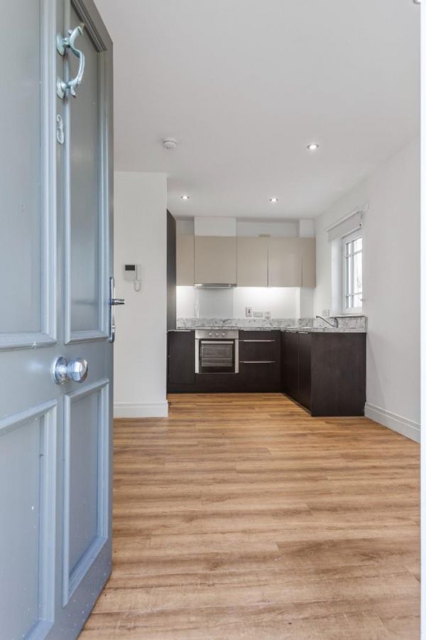 Apt 1 Moncrief Court