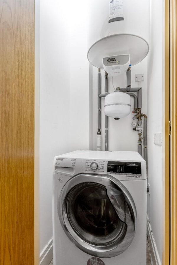 Apt 10 Moncrief Court