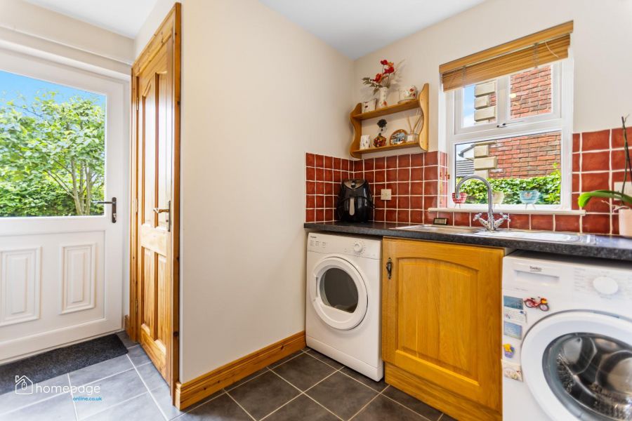 16 Carthall Manor
