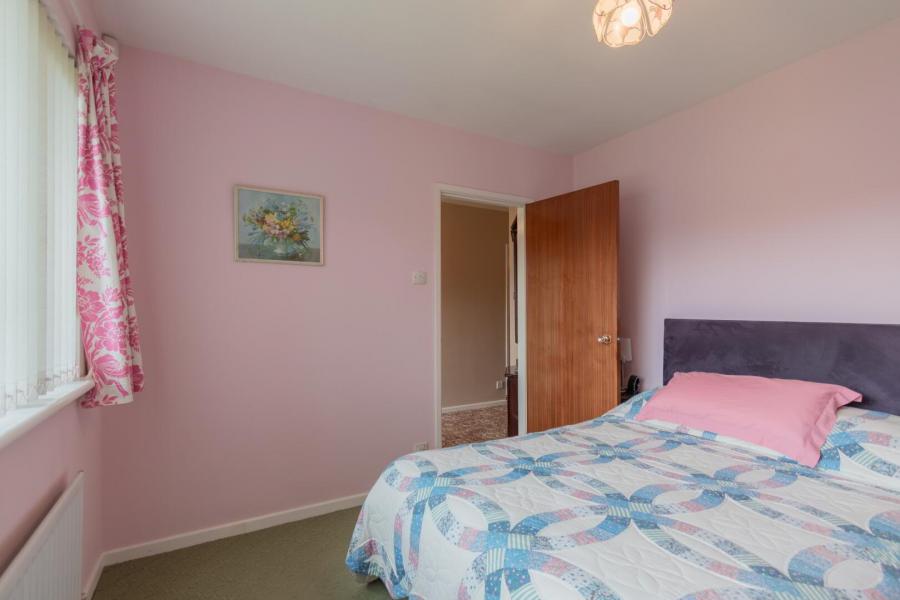 6 Whinsmoor Avenue