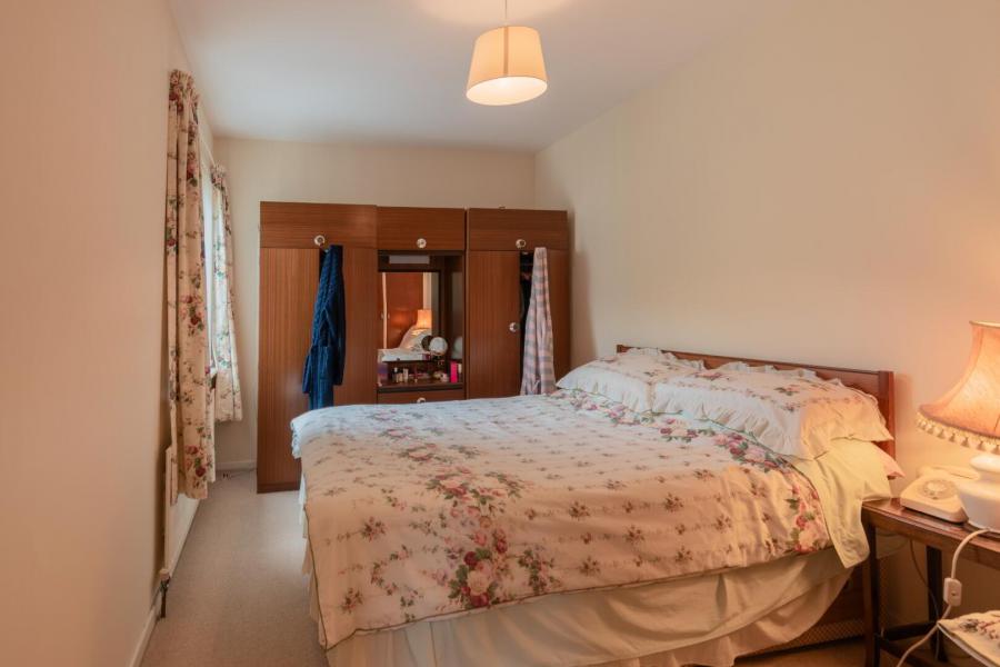 6 Whinsmoor Avenue