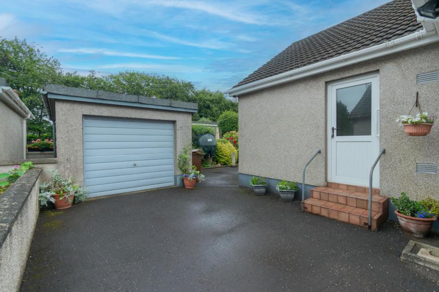 6 Whinsmoor Avenue
