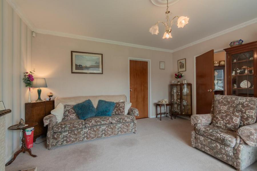 6 Whinsmoor Avenue