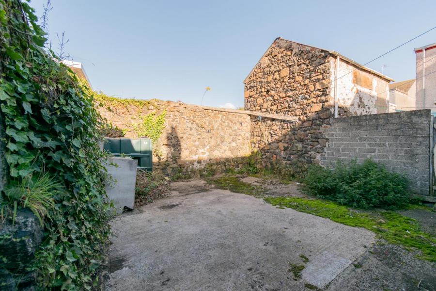 18 Moat Road