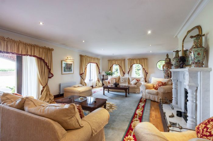 Hillview Cottage , 9-11 Lisleen Road