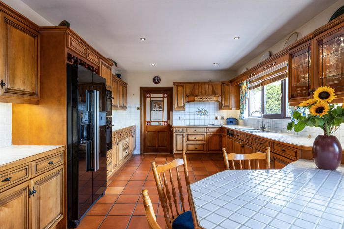 Hillview Cottage , 9-11 Lisleen Road