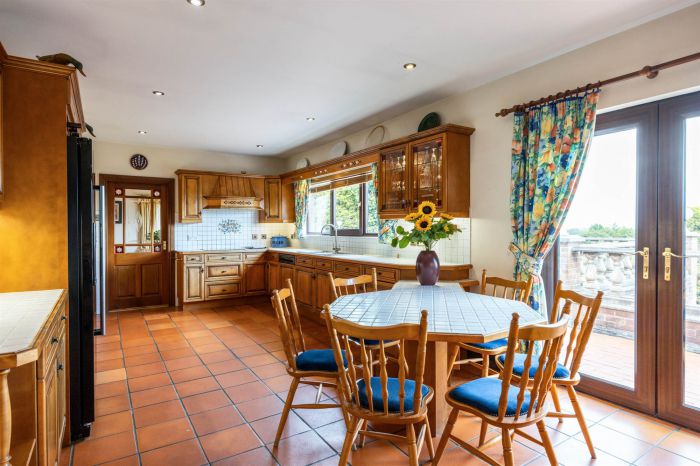 Hillview Cottage , 9-11 Lisleen Road