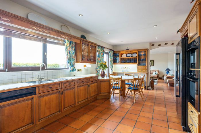 Hillview Cottage , 9-11 Lisleen Road