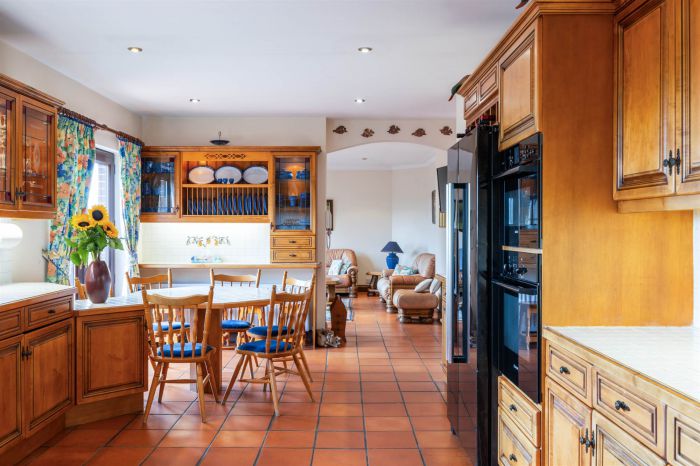 Hillview Cottage , 9-11 Lisleen Road