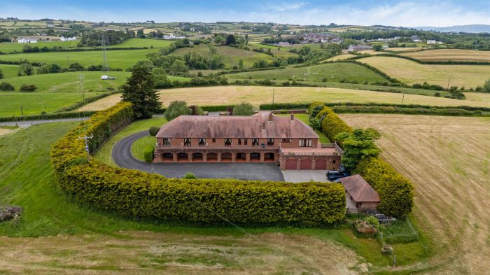 Hillview Cottage , 9-11 Lisleen Road