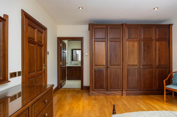 Hillview Cottage , 9-11 Lisleen Road