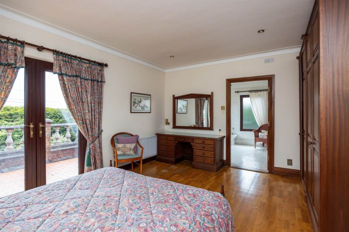 Hillview Cottage , 9-11 Lisleen Road