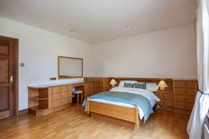 Hillview Cottage , 9-11 Lisleen Road