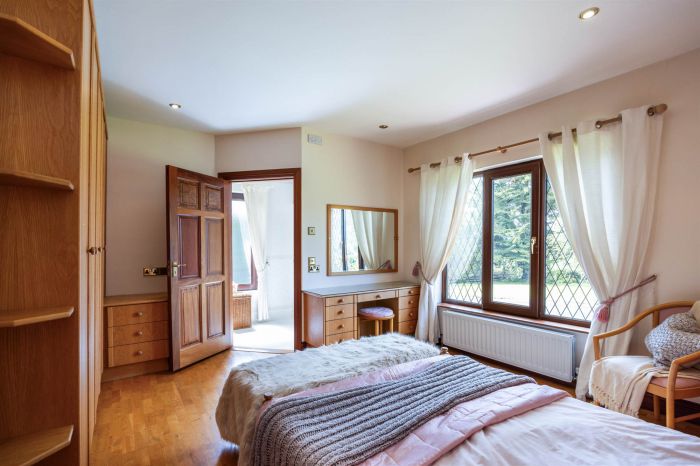 Hillview Cottage , 9-11 Lisleen Road