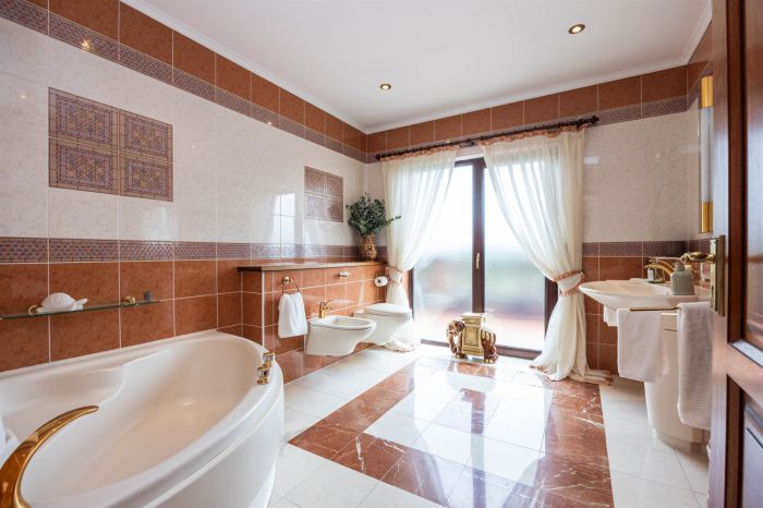 Hillview Cottage , 9-11 Lisleen Road