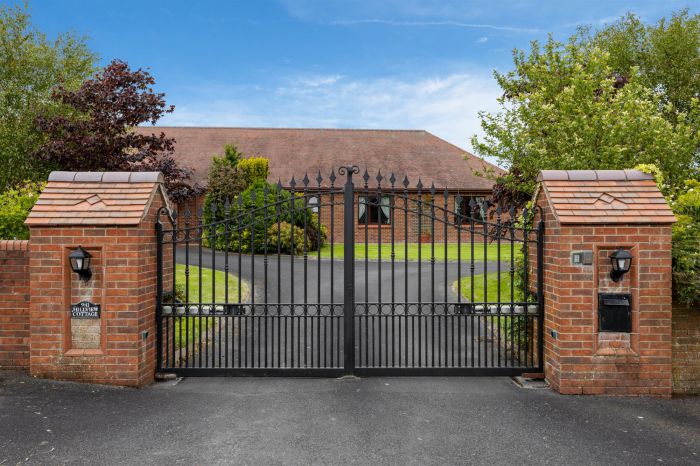 Hillview Cottage , 9-11 Lisleen Road