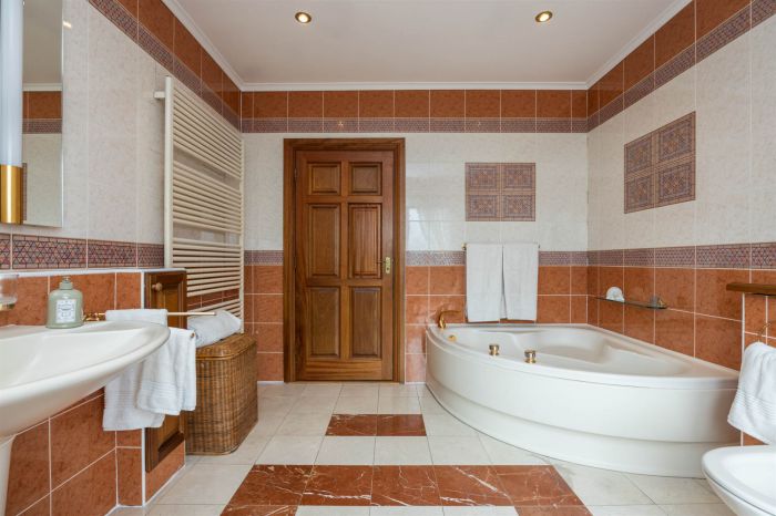 Hillview Cottage , 9-11 Lisleen Road