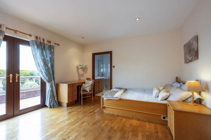 Hillview Cottage , 9-11 Lisleen Road